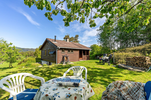Sjarmerande hytte i naturskjønne omgjevnader med flott utsikt og romsleg og pent opparbeidd tomt, Randøy